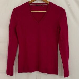 Elegant Cashmere Cashmere V-Neck Sweater in Rich Pink in Size M/Medium